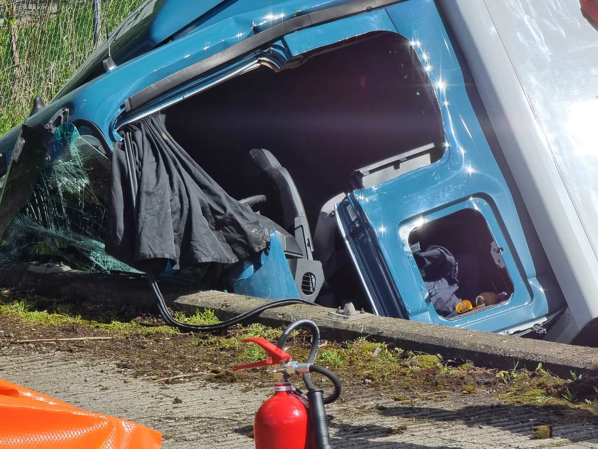 Man sieht die zerdrückte Fahrerkabine eines Lkws.